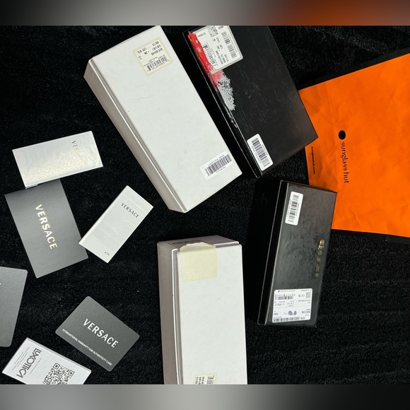 Sunglasses boxes and Bag - Picture 3 of 8